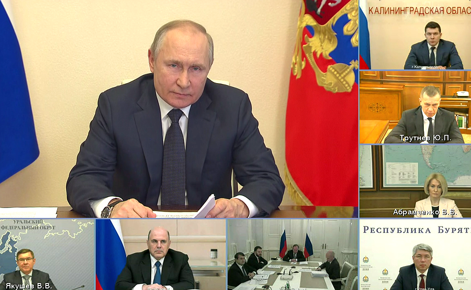 当地时间16日，俄罗斯总统普京出席联邦社会经济救助会议并发表电视讲话。图自克里姆林宫网站