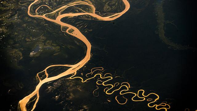 可怕的亚马逊河：与长江相比它厉害在哪？为何没人敢下河游泳？