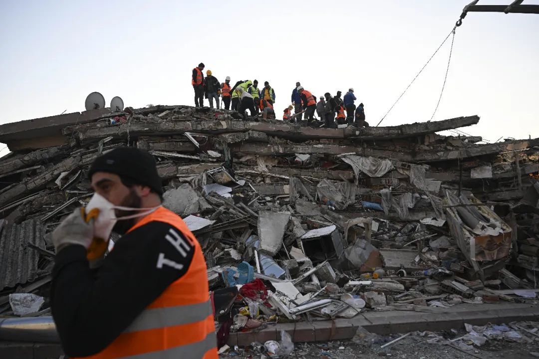 ▲当地时间2023年2月9日，土耳其哈塔伊，地震发生后，救援工作进行中。‍‍‍‍‍图/IC photo