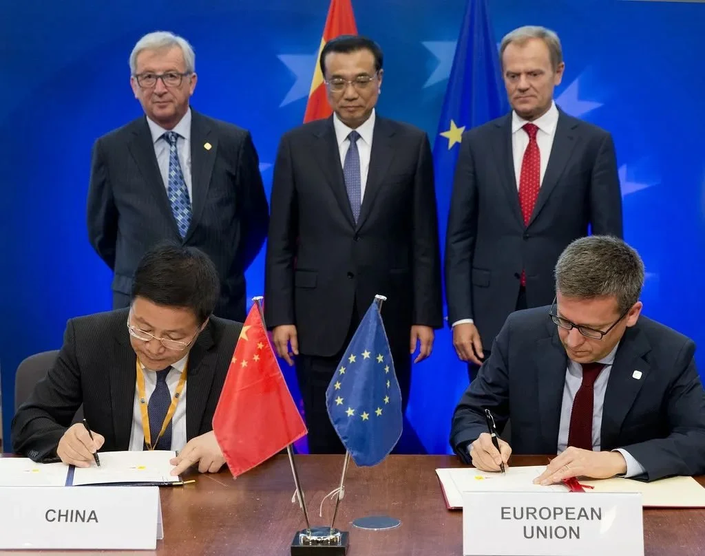 ▎ 2020年12月30日，历经7年、35轮谈判后，中欧领导人共同宣布如期完成中欧投资协定谈判。当地时间2021年5月20日下午，欧洲议会表决通过一项名为“中国对欧盟实体以及欧洲议会议员和国会议员的制裁”的动议，要求在欧洲议会批准中欧投资协定前，中国先解除对欧盟方面的反制裁。该动议并不具备法律效力，但因为中欧投资协定须经欧洲议会批准，20日的动向被认为是欧洲议会“冻结了”历经7年谈判达成的中欧投资协定。
