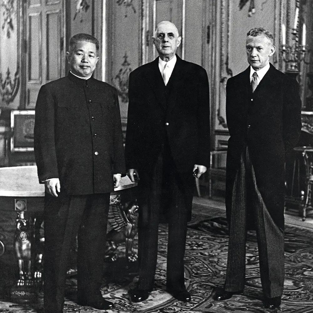 ▎ 1964年6月2日，中国首任驻法国大使黄镇抵达巴黎。6月6日，时任法国总统戴高乐在外长德姆维尔的陪同下接受黄镇递交的国书，并同黄镇亲切合影。