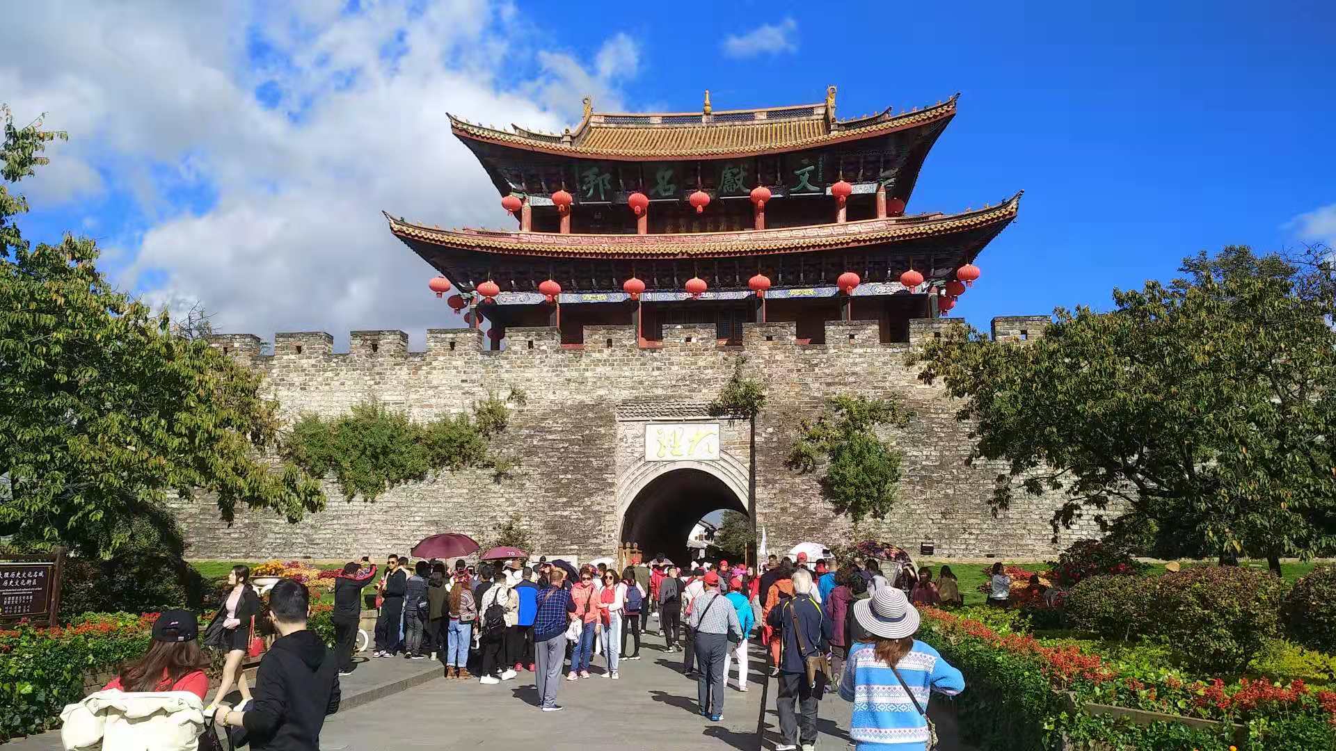  揭秘旅行社低价团背后的猫腻：亏损竟从游客身上弥补！