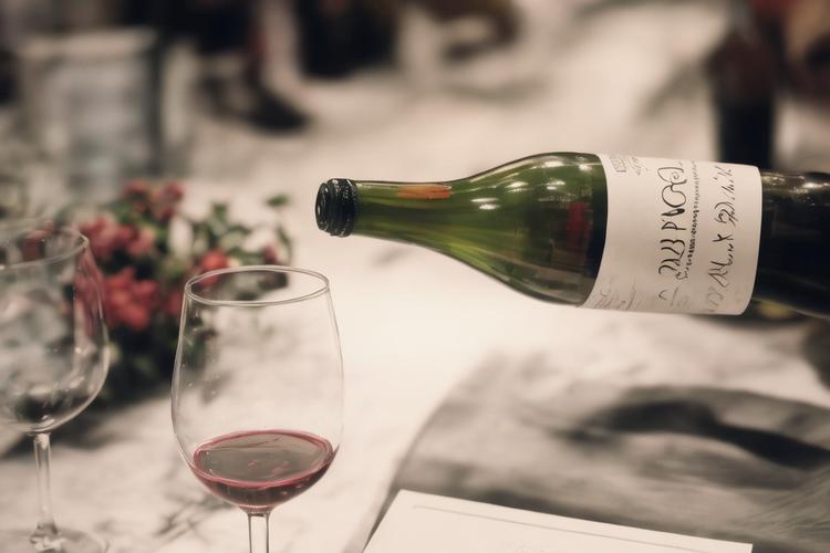 他靠送福利卖酒，半年净亏1700万？