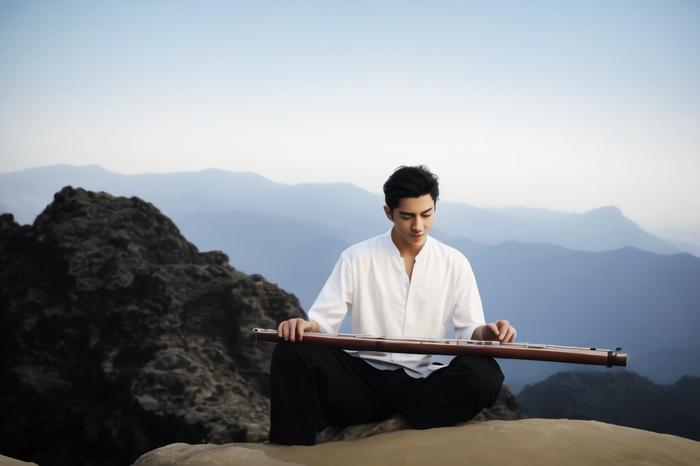 伪装的是小人，一直玩是巨婴，玩够了的是高人