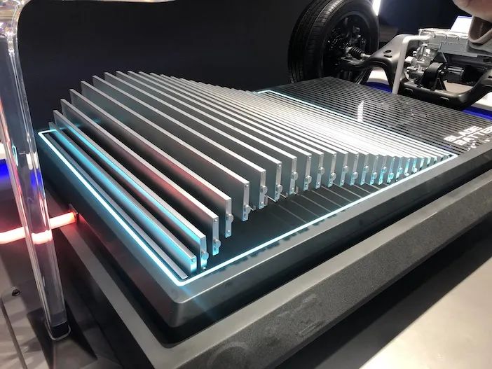 比亚迪的电池与特斯拉的电池相比，到底谁更强？