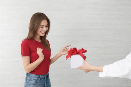 混社会13个经验，为啥求人办事，一定要送礼？