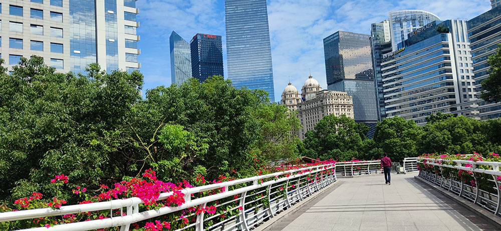 一个人可能犯下的最大失误，就是始终将自己视为绝对正确