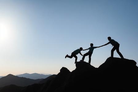 放下利益，寻求平衡；放下性格，彼此成就