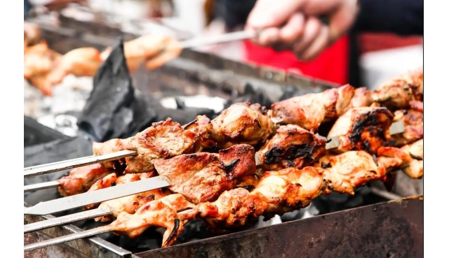 什么生意适合一个人白手起家，烧烤摊，人人可做的赚钱小生意