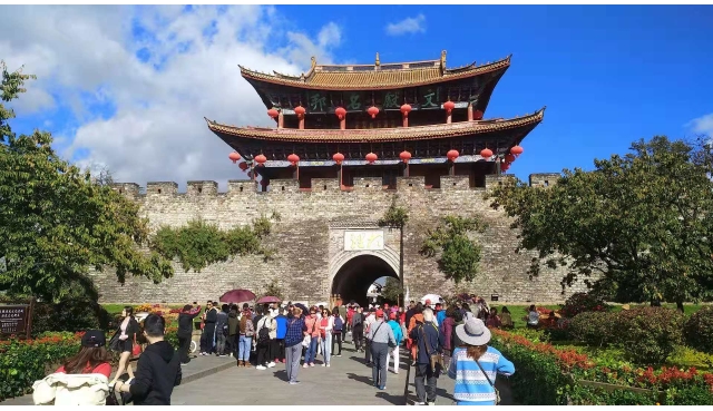  揭秘旅行社低价团背后的猫腻：亏损竟从游客身上弥补！