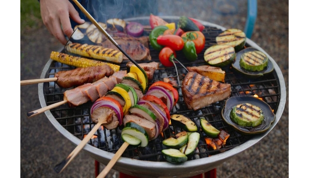 在户外烧烤，怎么快速点燃炉里的炭？