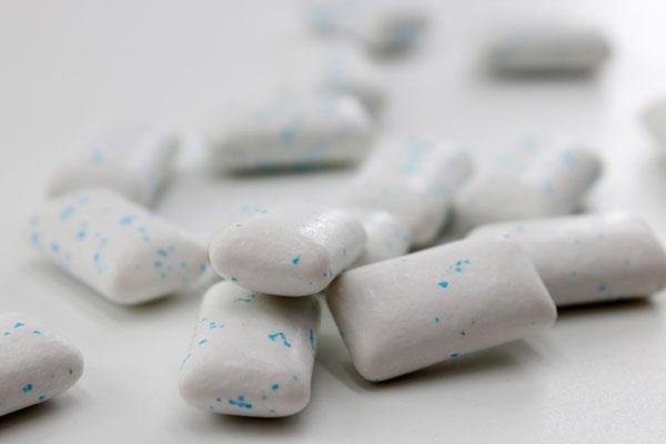 嚼口香糖时，不小心把口香糖咽下去了,怎么办